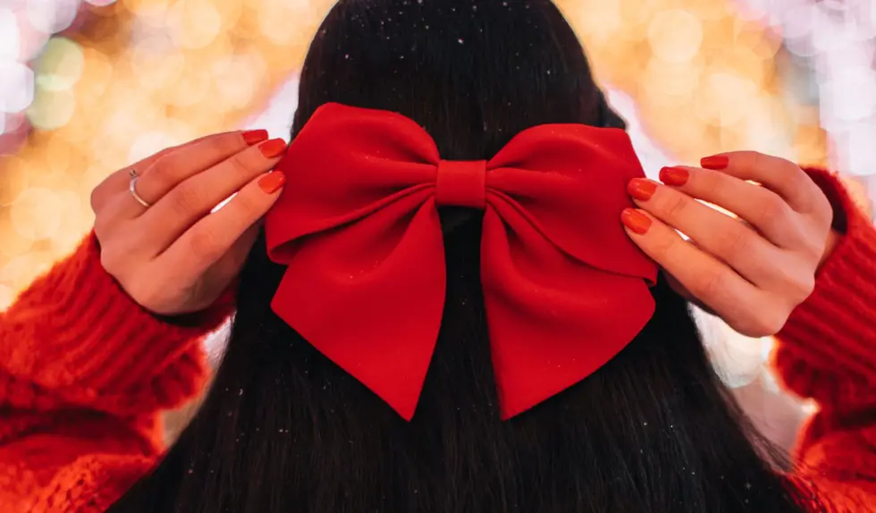 Stylizacje włosów, które ich nie niszczą i są niebywale łatwe w wykonaniu. Sprawdź trendy na świąteczne fryzury 2022