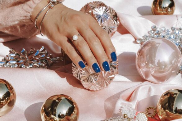 Manicure na święta. Cudne stylizacje paznokci z ciemnymi kolorami lakierów