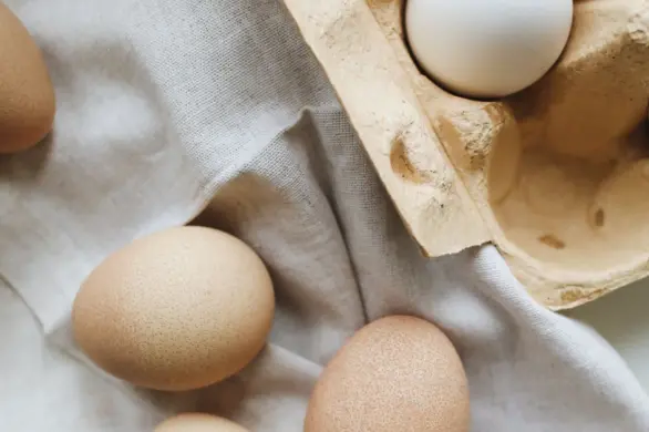Napinają skórę i dogłębnie oczyszczają pory. Korzyści ze stosowania maseczek z białkiem jajka. [Przepisy dopasowane do typów skóry]