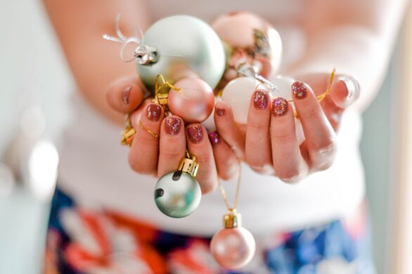 Świąteczny manicure dla dziewczyn, które uwielbiają błyszczące zdobienia