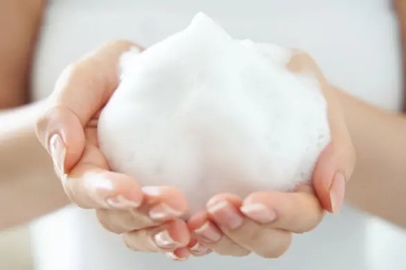 Używają szamponu przeciwłupieżowego by pozbyć się trądziku. Dziwny trend z Tiktoka