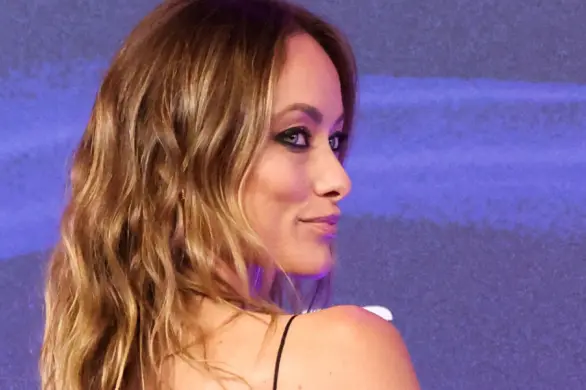 Olivia Wilde kreuje nowy trend modowy. Przezroczysta halka z koronki na czerwonym dywanie