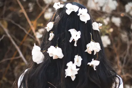 Olejek jaśminowy do włosów: poznaj jego niesamowite właściwości i sprawdź, jak go stosować, by zyskać maksimum korzyści