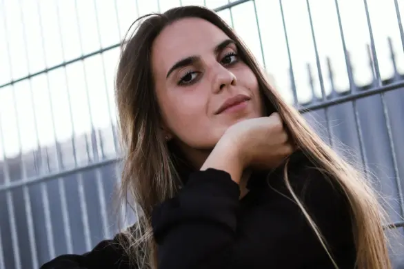 Jak zakryć trądzik makijażem? Nie potrzebujesz mocnych matowych formuł i mnóstwa podkładu