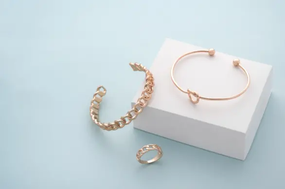 Złoto i srebro: jak stylowo łączyć dwa metale w modzie?