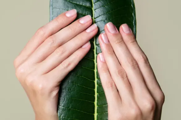 Ten „brzydki” kolor paznokci powraca do mody