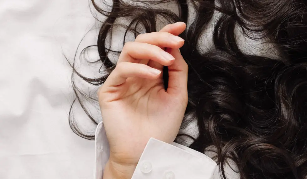 9 błędów, przez które włosy zawsze wyglądają na przetłuszczone