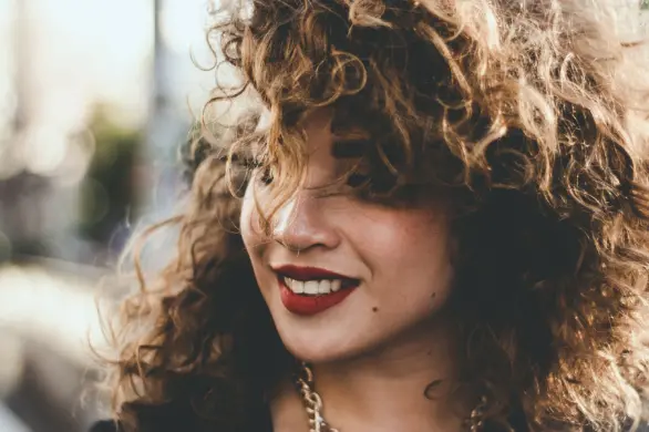 Fryzura Disco Curls – idealna stylizacja włosów na sylwestrową noc