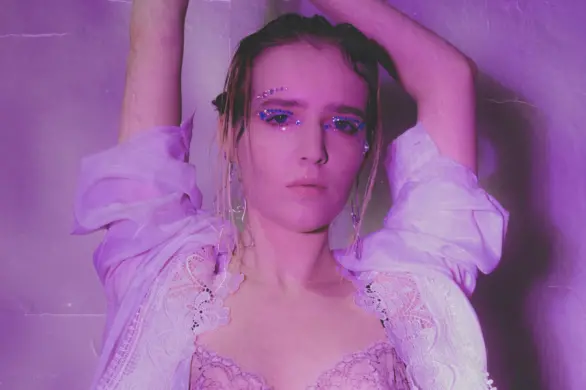 Fiolet na oczach i ustach. Najpiękniejsze makijaże z fioletem w roli głównej