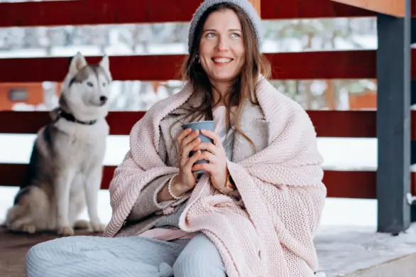 Gładka cera bez niedoskonałości. Jak wyrównać koloryt skóry i rozjaśnić ciemne plamki na twarzy?