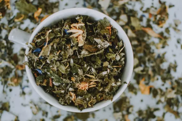 Czysta i promienna skóra? Pij ziołowe herbatki! Każda z nich pomaga na inny problem ze skórą