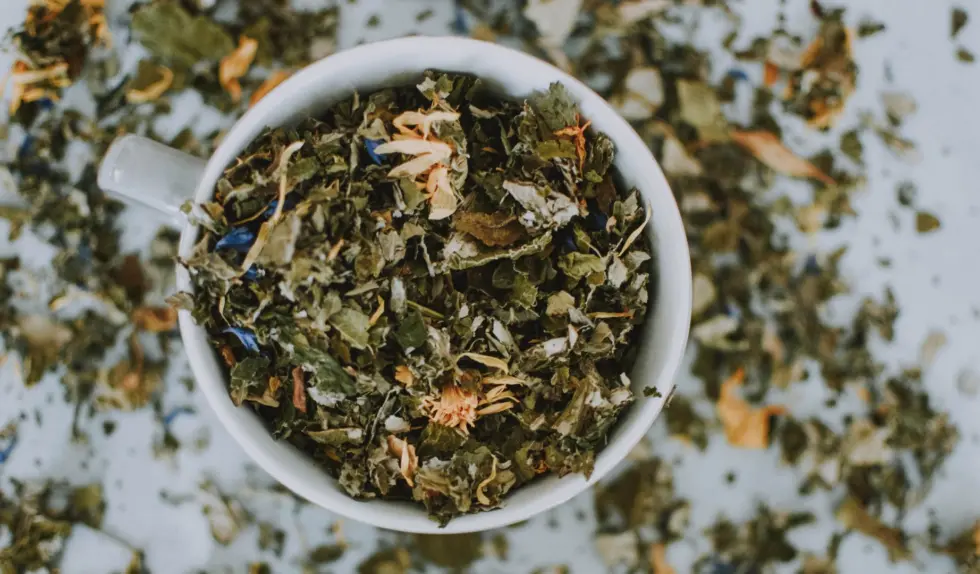 Czysta i promienna skóra? Pij ziołowe herbatki! Każda z nich pomaga na inny problem ze skórą