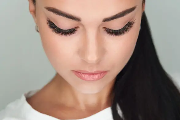 „Zaczesywanie rzęs”. Hit z TikToka, dzięki któremu rzęsy zwiększają swoją objętość