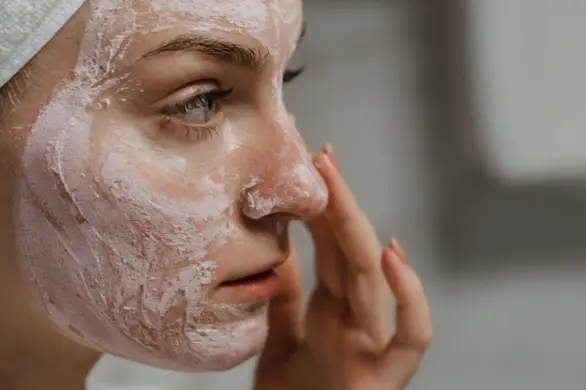 Czyszczenie skóry „na sucho”. Czy mycie twarzy bez wody bardziej szkodzi niż pomaga?