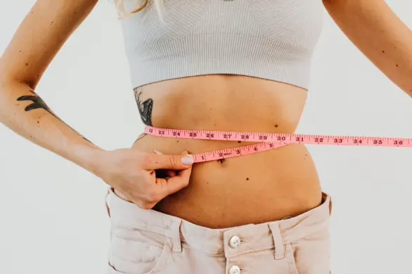 Proste ćwiczenia na brzuch, które możesz wykonywać nawet podczas oglądania Netfliksa