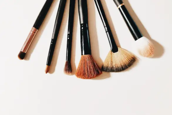 Prosty trik na czyszczenie pędzli do makijażu. Zaoszczędzisz mnóstwo czasu