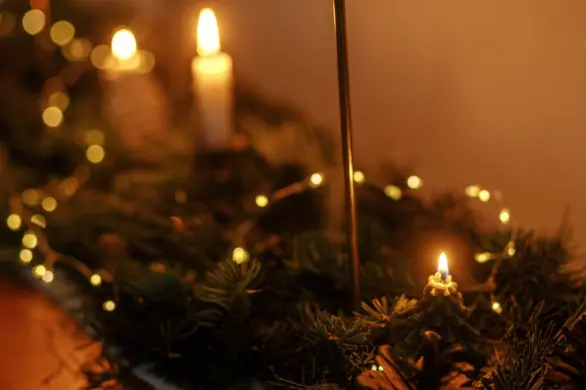 Gotowa na schowanie świątecznych ozdób? Daj sobie więcej czasu.  Według ekspertów świecące dekoracje wpływają pozytywnie na zdrowie psychiczne