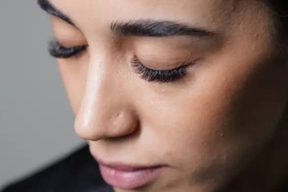 Mascara cocktailing. Mieszanka, która daje niewiarygodnie długie i podkręcone rzęsy