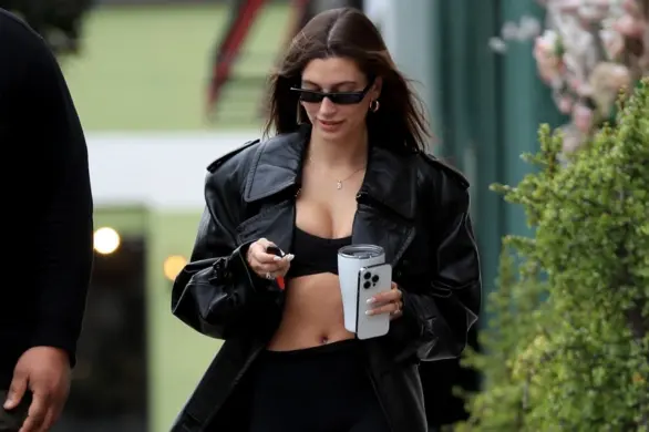 Hailey Bieber wyznacza nowy kierunek. Ten płaszcz króluje w trendach na 2023 rok