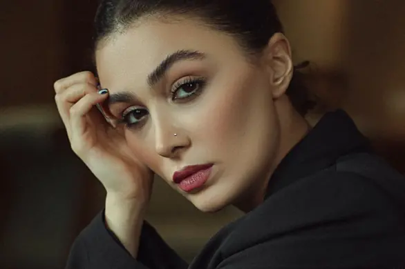 No-make up eyeliner. “Niewidoczny” eyeliner, który sprawia, że rzęsy wyglądają na pełniejsze. Zmyj go a potem nałóż ponownie!