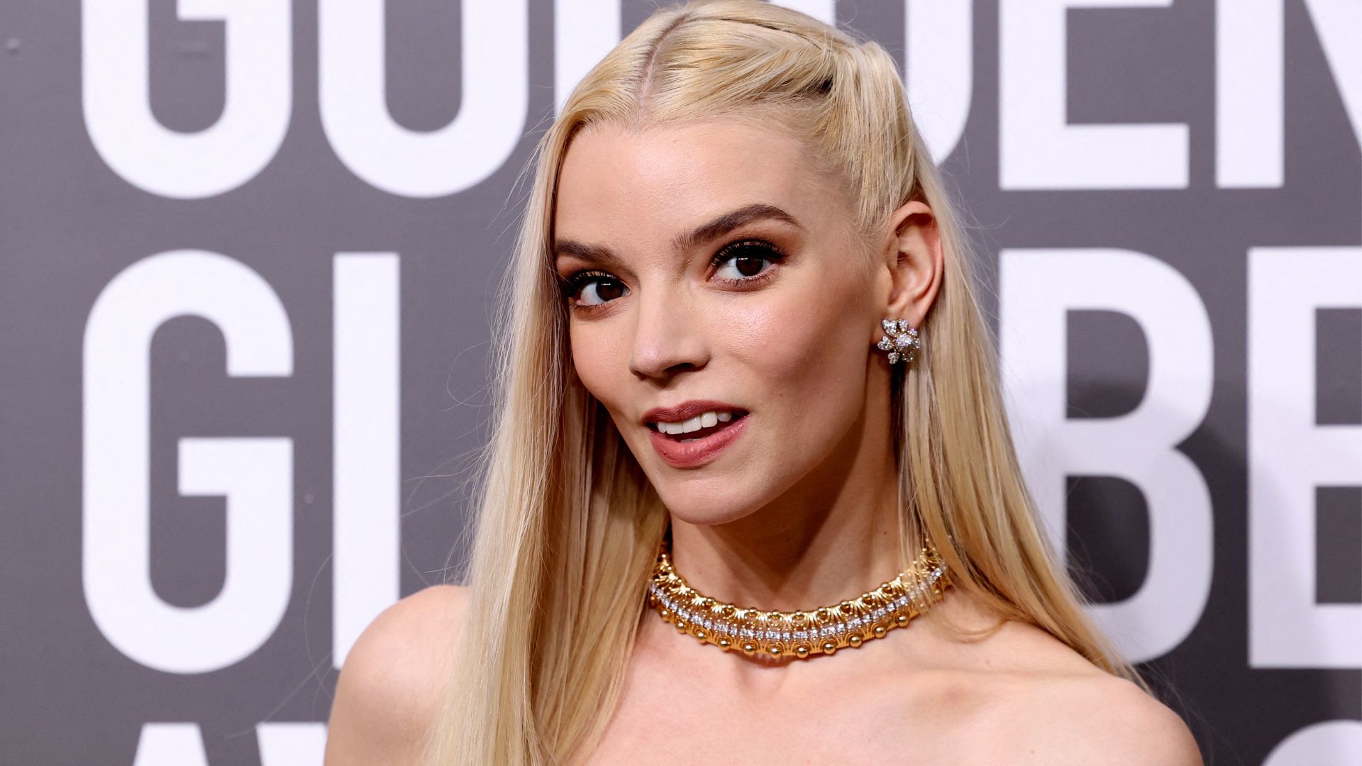 Anya Dobrydneva yalangoch fotosurat