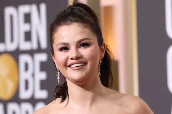Selena Gomez w ogromnym dekolcie i bufiastych rękawach na Złotych Globach 2023