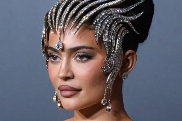 Dlaczego Kylie Jenner stosuje brązową maskarę na dolnych rzęsach?