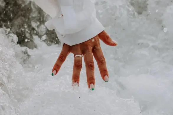 Paznokcie w mlecznej kąpieli. Cudny manicure, który potrafi poprawić nastrój
