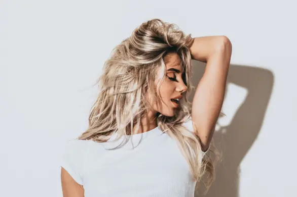 Fioletowy szampon: jak działa na włosy i jak go stosować?