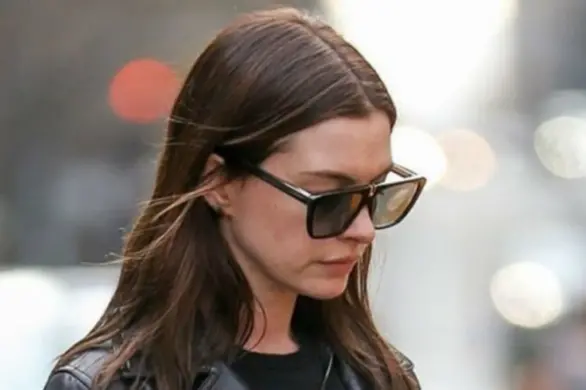Anne Hathaway od stóp do głów w lamparcie cętki na pokazie Valentino