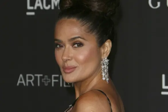 Salma Hayek pozuje w ażurowej sukience na premierze „Magic Mike”