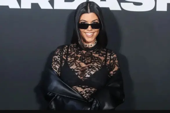 Fani wyśmiewają sukienkę Kourtney Kardashian