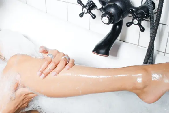 Zastosuj ten trik zaraz po kąpieli. Przesuszona i szorstka skóra nie będzie już Twoim problemem