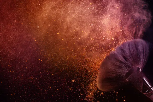 Jak nosić bordowe cienie do powiek? Najpiękniejsze pomysły na wyrazisty makijaż z wykorzystaniem „trudnego” koloru