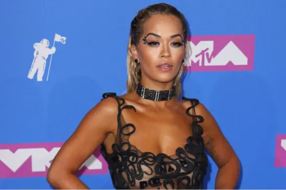 Rita Ora w prześwitującej lateksowej sukience