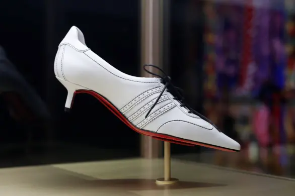 Dlaczego buty Louboutin mają czerwone podeszwy?