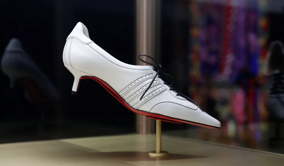Dlaczego buty Louboutin mają czerwone podeszwy?