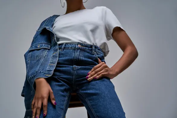 Dżinsy z rozcięciem miały swój moment, ale rok 2023 będzie powrotem do klasyki