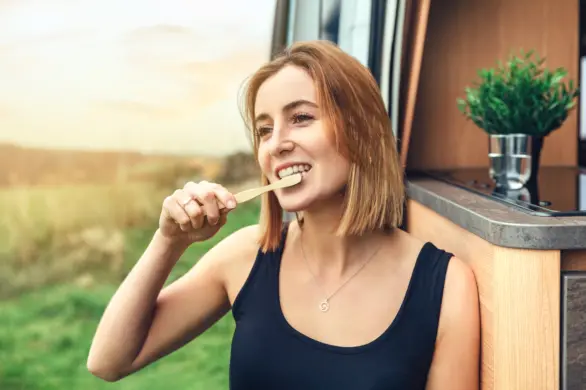 Czy fioletowa pasta do zębów wybiela i rozjaśnia zęby?