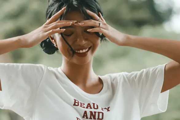 Makijaż, który rozświetli spojrzenie i zatuszuje skutki nieprzespanej nocy