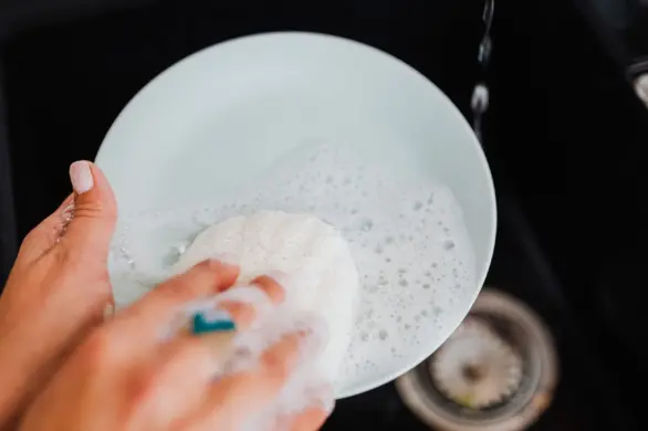 Mycie włosów metodą kubeczkową. Dzięki niej sporo zaoszczędzisz na szamponie i przedłużysz świeżość włosów