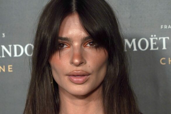 Emily Ratajkowski w krótkim bobie z grzywką