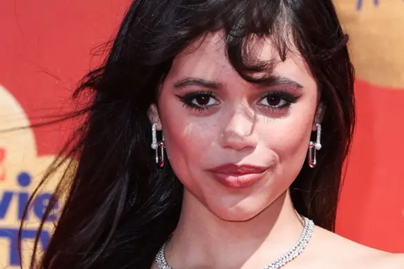 Midnight Black Hair: koloryzacja włosów inspirowana gotyckim stylem