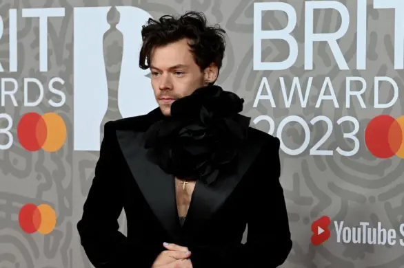 Fani reagują na Harry’ego Stylesa pijącego z buta