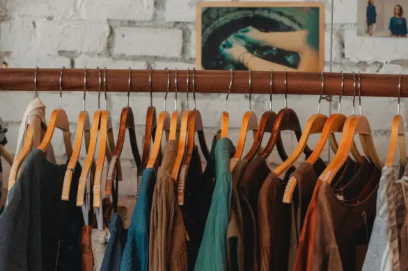 Jak inaczej przechowywać ubrania? Kreatywne alternatywy dla szafy