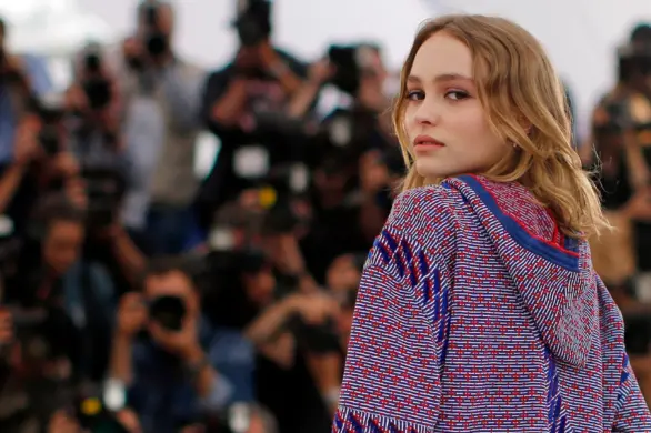 Zapuszczasz grzywkę? Wypróbuj tę fryzurę. Noszą ją Elle Fanning i Lily Rose Depp