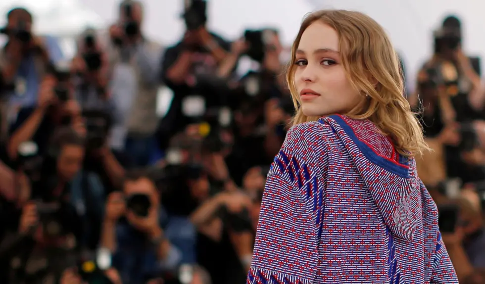 Zapuszczasz grzywkę? Wypróbuj tę fryzurę. Noszą ją Elle Fanning i Lily Rose Depp Zapuszczasz grzywkę? Wypróbuj tę fryzurę. Noszą ją Elle Fanning i Lily Rose Depp