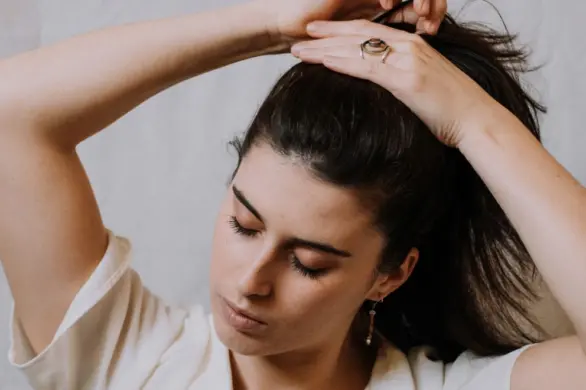 Wysoki kucyk na trzy modne sposoby. Te upięcia włosów dominują w wiosennych trendach