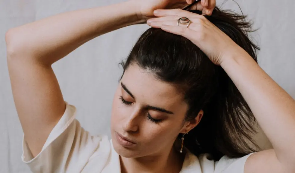 Wysoki kucyk na trzy modne sposoby. Te upięcia włosów dominują w wiosennych trendach