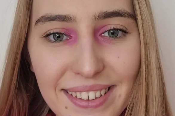 Czy korektor może pełnić funkcję bazy pod cienie do powiek?